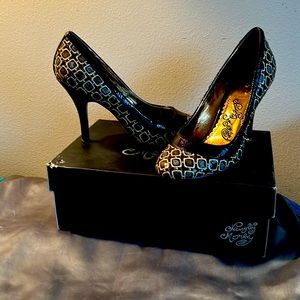 Naughty Monkey Headliner 2 chocolate trim rounded toe pump